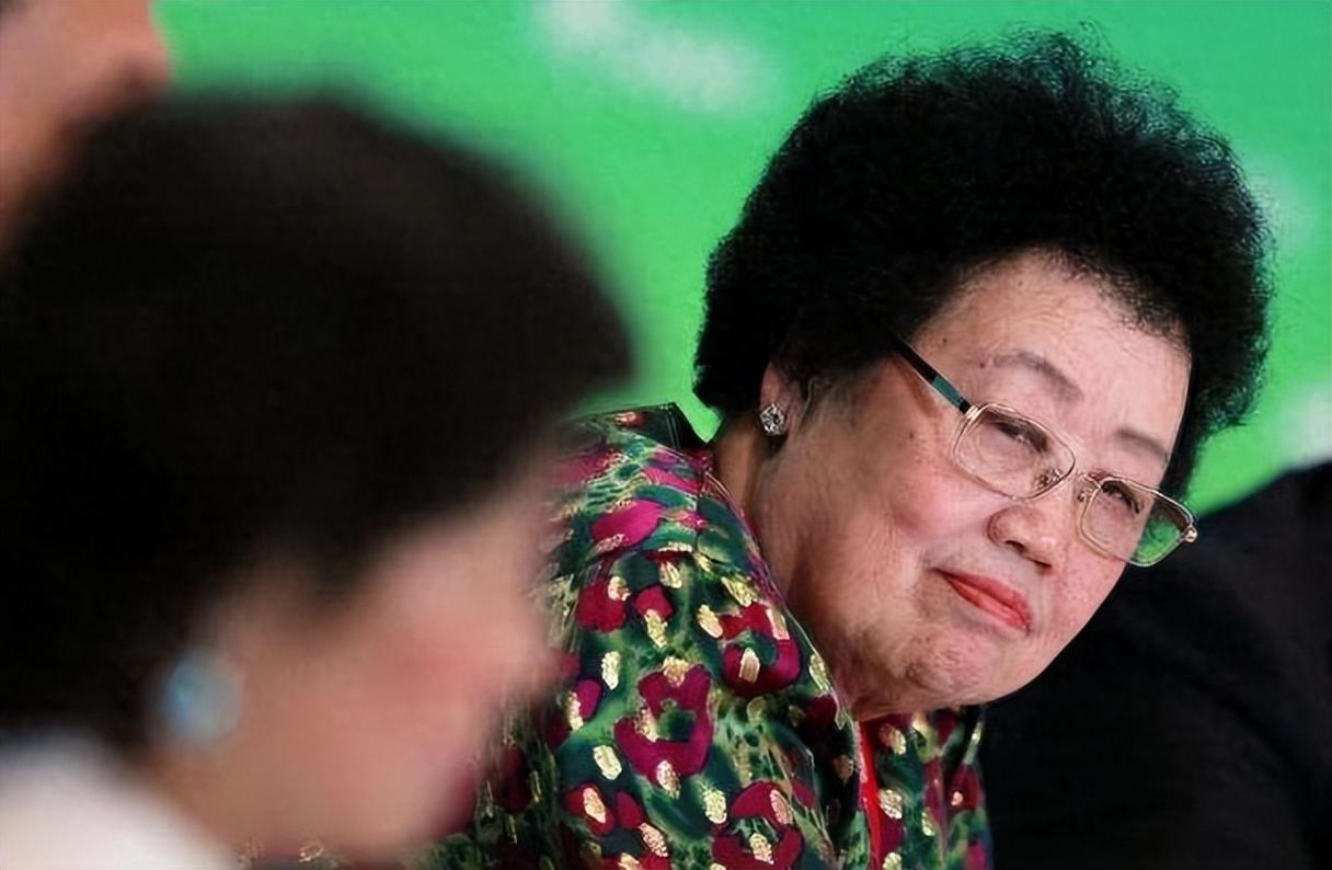 女首富陈丽华:出生颐和园,坐拥580亿资产,49岁嫁小11岁唐僧
