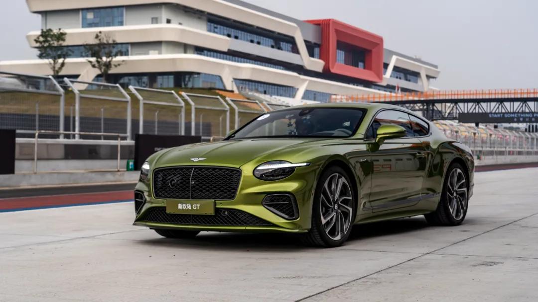 欧陆:4.0T V8 插电式混动!重新定义超豪华运动旅行座驾,太极致!