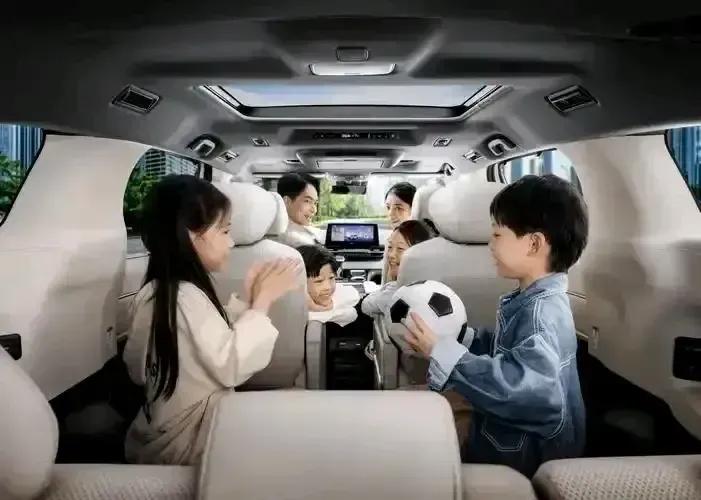 2024年新升级的丰田格瑞维亚四驱版舒适自如,奶爸神车创造欢乐