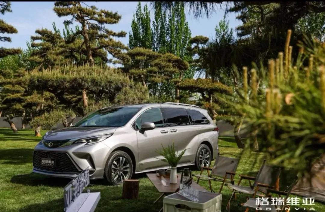 2024年新升级的丰田格瑞维亚四驱版舒适自如,奶爸神车创造欢乐