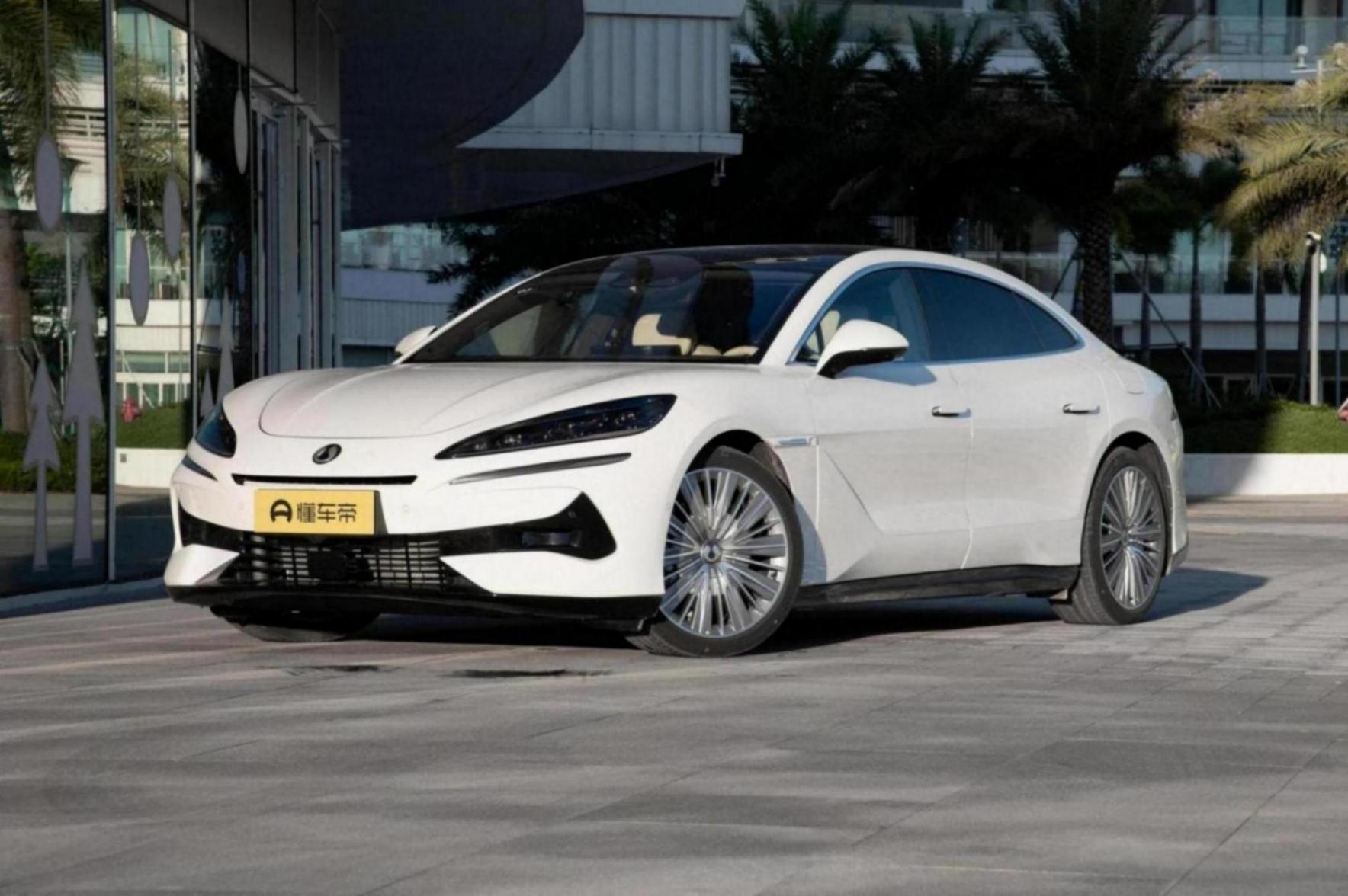 实测腾势Z9 DM,定位豪华型轿车,搭配三电机系统,纯电续航201km