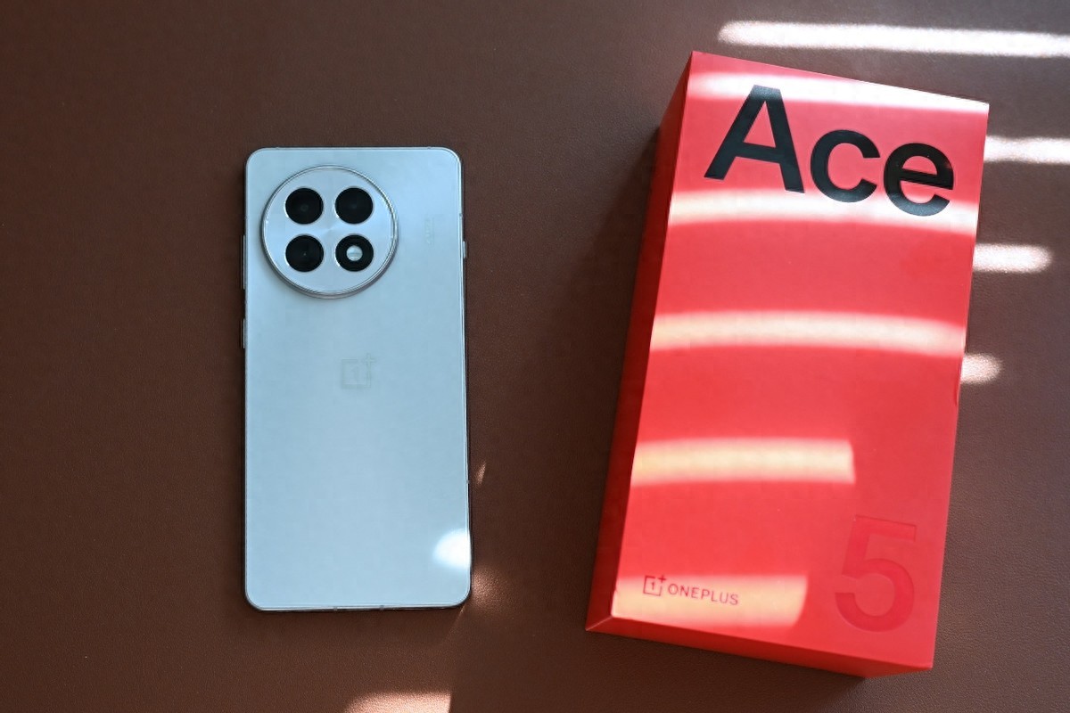 一加Ace5开箱:2000元档,安兔兔200万分,这颜值配置怎么样?