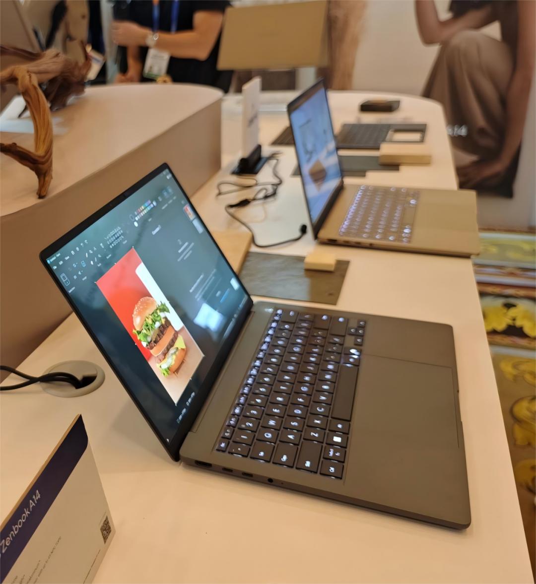 CES 2025探馆:华硕笔记本,灵耀14双屏2025是最靓的仔