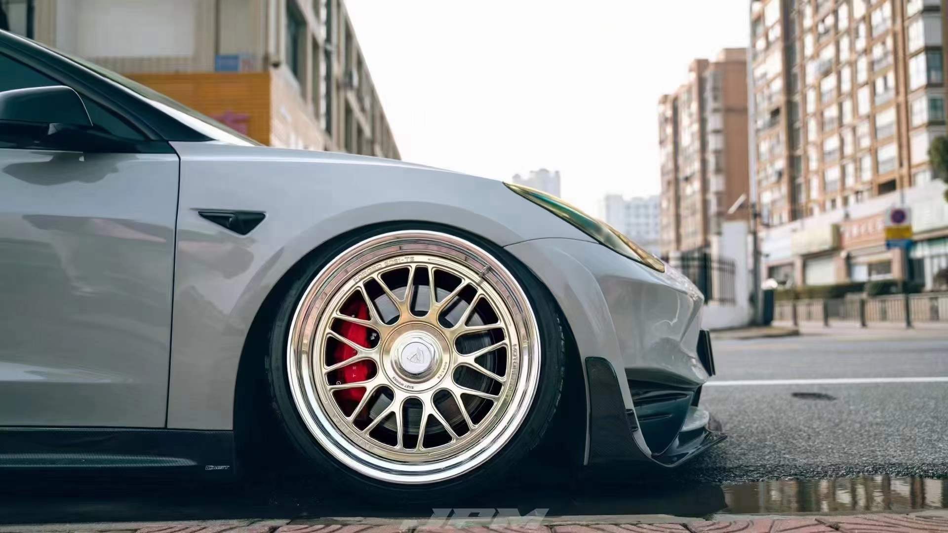 特斯拉 Model 3:AIRBFT 气动避震加持,重塑低趴魅力