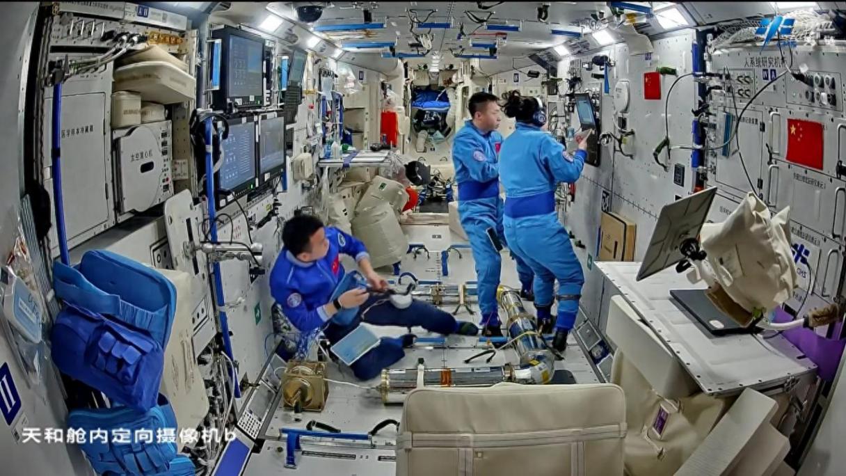 继年底开启“晒新型装备”模式后,空间站也晒出了两个太空机器人