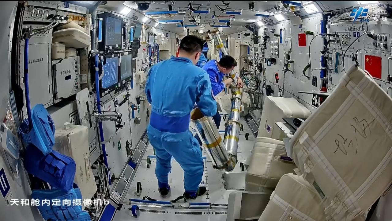 继年底开启“晒新型装备”模式后,空间站也晒出了两个太空机器人