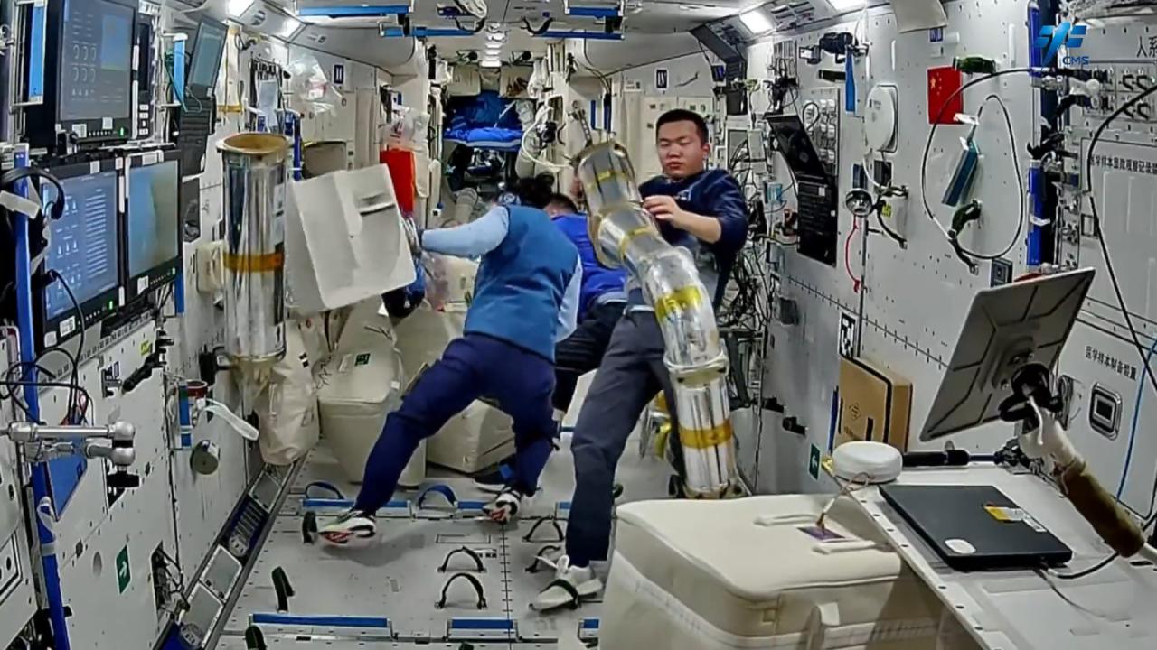 继年底开启“晒新型装备”模式后,空间站也晒出了两个太空机器人