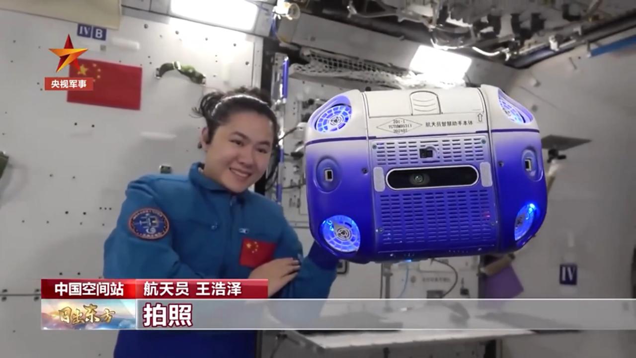 继年底开启“晒新型装备”模式后,空间站也晒出了两个太空机器人