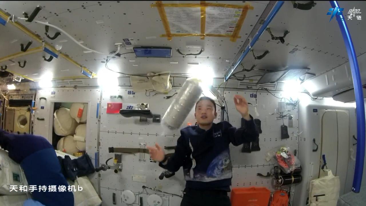 继年底开启“晒新型装备”模式后,空间站也晒出了两个太空机器人