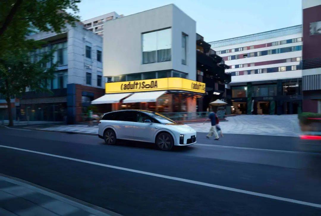 理想i8:一心对标蔚来ES8,仍被乐道L90“截胡”