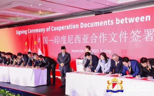 （2024年10月，在中印工商论坛上，印尼总统现场见证了GoTo集团与腾讯云、阿里云正式签约。图源：网络）