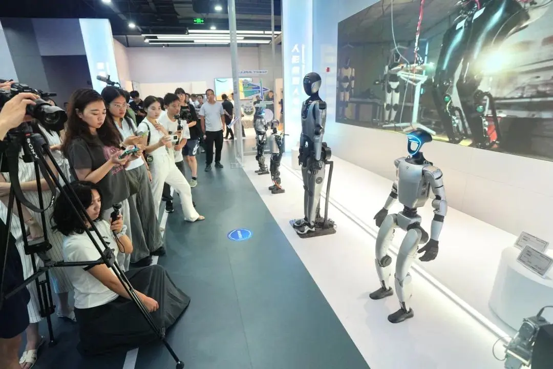 集合宇树G1等50多款机器人产品，全球首家具身智能机器人4S店来了